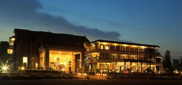 Islamabad Club Bans Entry for Second or Third Wives - Parhlo
