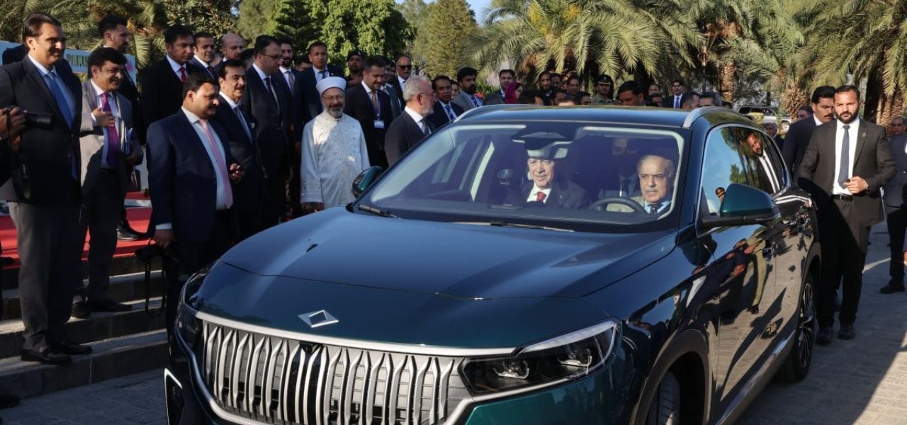Turkish President Erdogan Presents Togg EV to Pakistani PM as Symbol of Friendship
